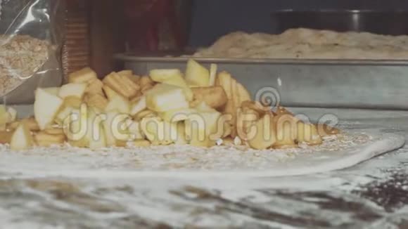 女厨师烘焙苹果Strudel女性双手将苹果投放到面团上视频的预览图