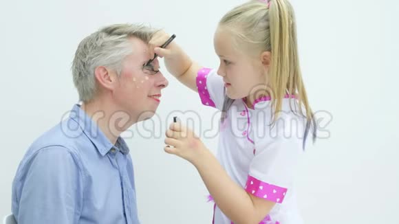 青春期前的女孩在父亲面前化妆视频的预览图