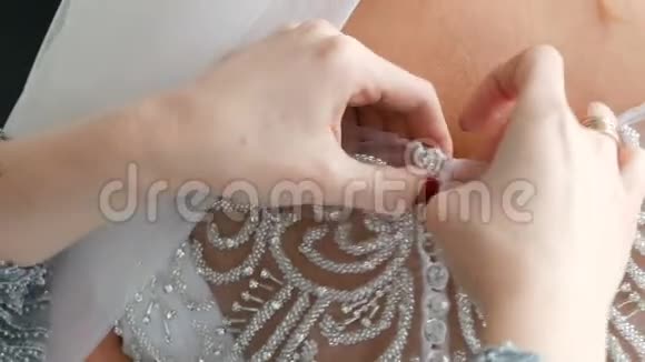 婚纱礼服绣着宝石的漂亮连衣裙视频的预览图