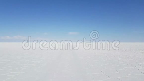 玻利维亚的乌尤尼沙拉关闭亮白色六边形盐滩的视频视频的预览图