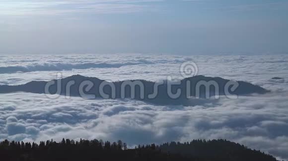 令人惊叹的空中时光流逝的冷雾山脉云和森林景观视频的预览图