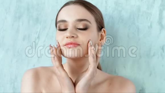 美女模特摸着她的脸护肤概念视频的预览图