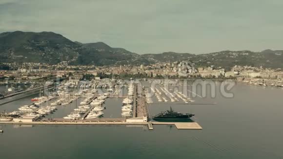意大利拉斯佩齐亚码头和海滨的鸟瞰图视频的预览图