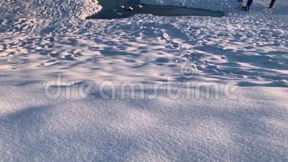 冻僵的河水被雪覆盖日落时间冬季视频的预览图