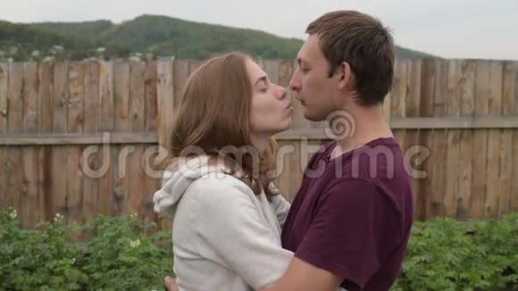 男人和女人接吻和笑视频的预览图