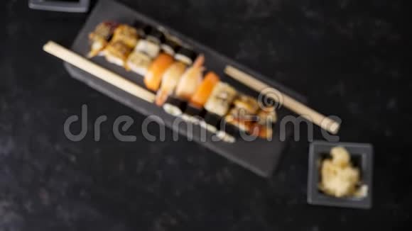 顶部视图放大美味的日本传统寿司卷视频的预览图