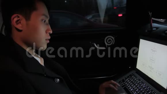 有笔记本电脑的韩国男人坐在车里视频的预览图