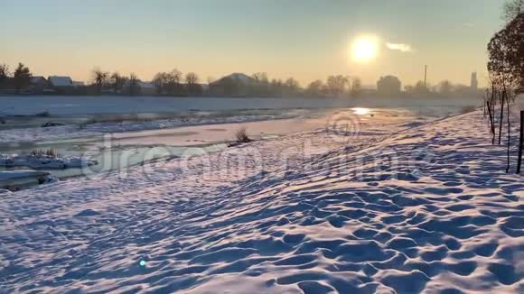 冻僵的河水被雪覆盖日落时间冬季视频的预览图