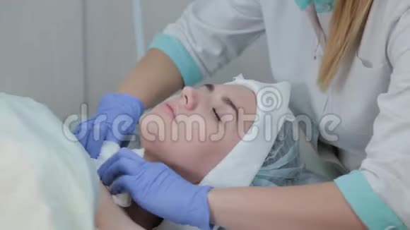 专业美容师女士在手术前用湿巾擦脸视频的预览图