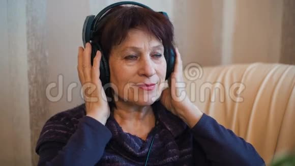 戴耳机的老年妇女视频的预览图