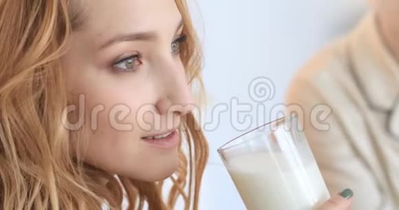 喝着一杯牛奶的贴身女孩视频的预览图
