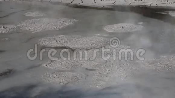 蒸气压在沸腾的泥浆上视频的预览图