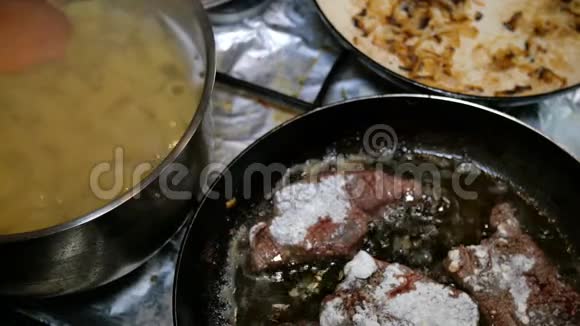 煮熟的意大利面管和牛肉肝或肉排是在厨房的炉子上准备的视频的预览图