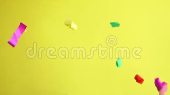 黄色背景下120英尺高的飞行纸屑视频的预览图
