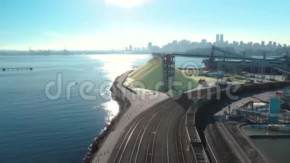 空中拍摄的火车场和港口设施与温哥华市中心的背景视频的预览图