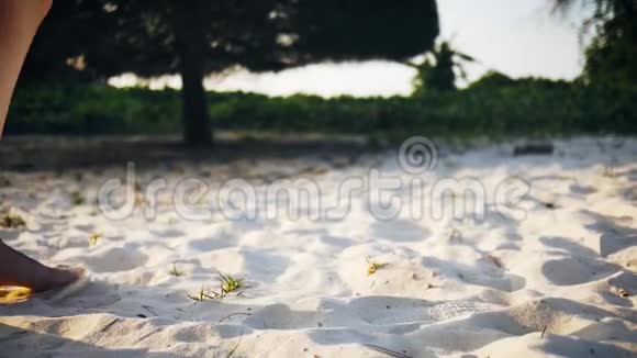 女孩沿着沙子走得很漂亮视频的预览图