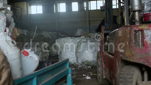 处理生活垃圾的肮脏工厂回收公司视频的预览图