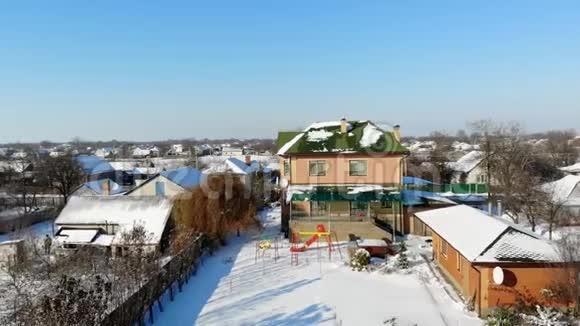 基督教区UKRAINE2018年12月25日冬天白雪覆盖的街道房子寒冷的晴天从空中俯瞰视频的预览图