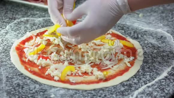 厨师在做披萨视频的预览图
