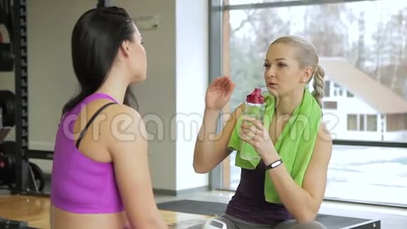 一对女运动员训练后在健身房休息视频的预览图