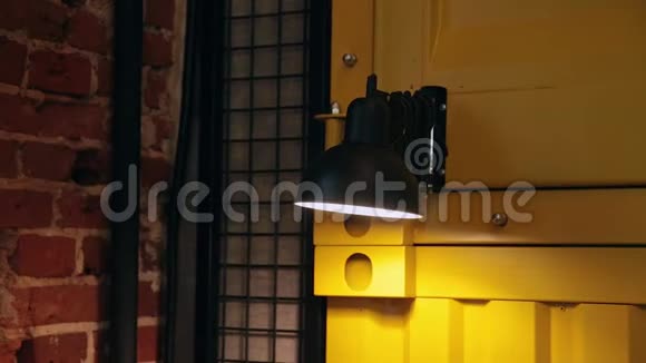 铁灯在阁楼风格和一个新的设计在咖啡馆视频的预览图