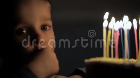 男孩在生日许愿视频的预览图