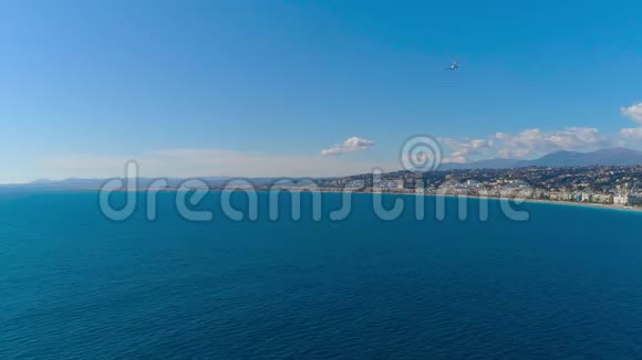 飞机在尼斯机场降落在地中海4K的高空超移视频的预览图