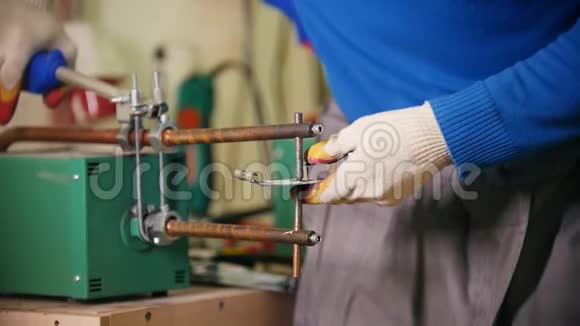 一个工人用暖气做一个细节把细节部分焊接在一起视频的预览图
