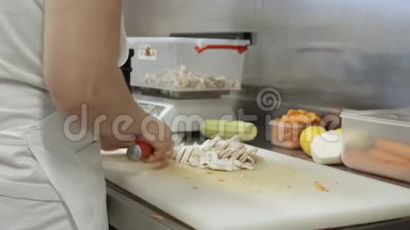 准备洗手间厨房厨师切割视频的预览图