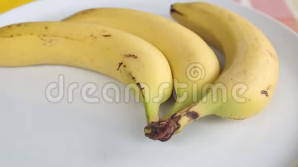 三根香蕉放在白色的转盘上视频的预览图