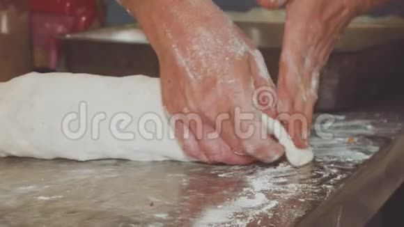 女厨师烘焙苹果Strudel女性双手裹进面团视频的预览图