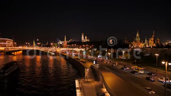 美丽的秋天城市中心与夜间交通4K时间推移莫斯科俄罗斯视频的预览图