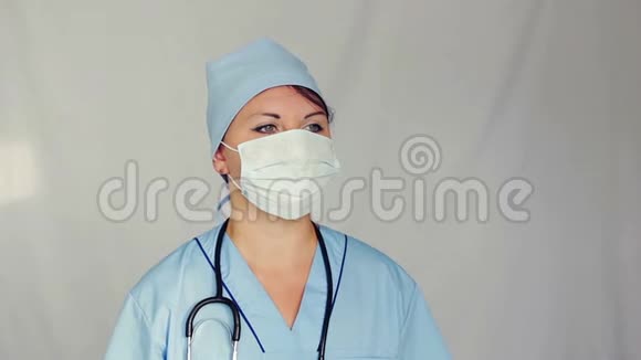 一位戴着面罩的女医生看着他相机从右向左移动视频的预览图