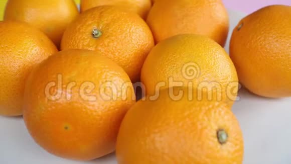 一组橘子放在白色的旋转盘子上视频的预览图
