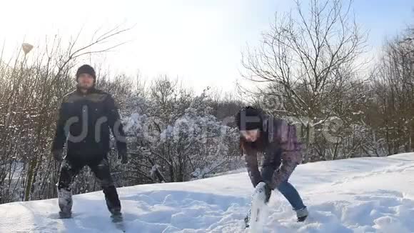 在雪地公园打雪仗视频的预览图