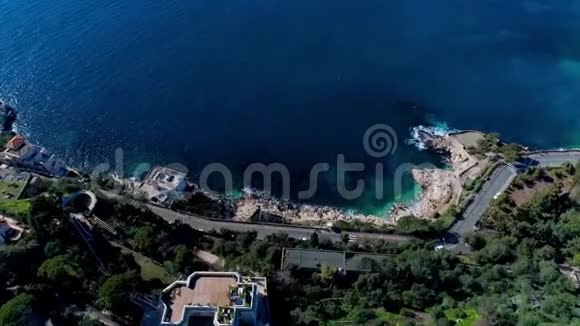 地中海石壁绿树海浪和海景无人机4K鸟瞰图视频的预览图