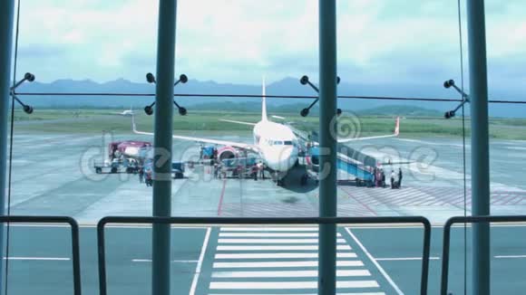 客舱乘务员正在阿卜杜勒拉赫曼萨利赫机场登机视频的预览图