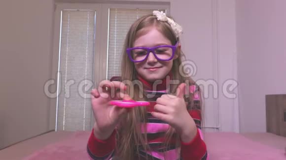 女孩玩坐立不安的旋转视频的预览图