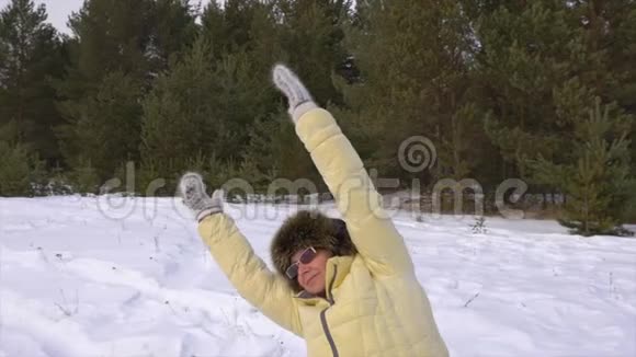冬季森林训练时双手向上倾斜的老年妇女视频的预览图