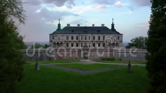 鸟瞰皮迪希蒂城堡乌克兰视频的预览图