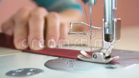 女裁缝缝在一台工业缝纫机上快关门视频的预览图