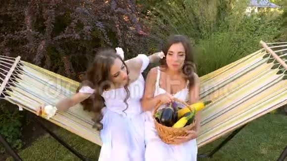 两个姐妹骑着吊床视频的预览图