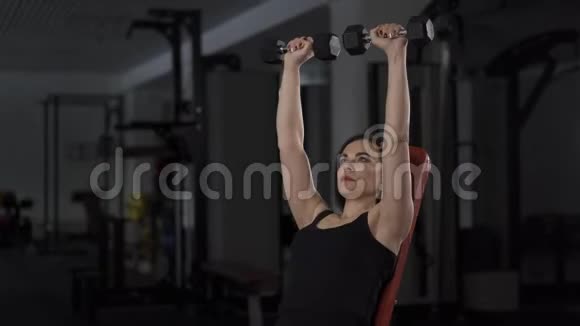 健身馆里的年轻健康女子在做运动视频的预览图
