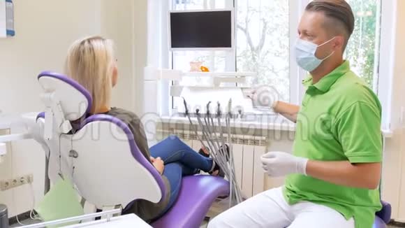 男性牙医牙齿治疗前椅子高度及角度调整4k视频视频的预览图