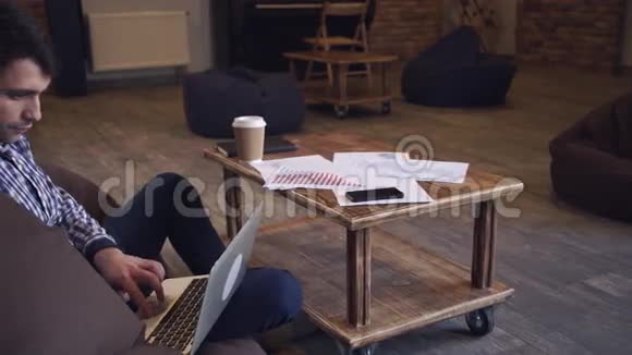 那个人坐着休息看着显示器喝着咖啡视频的预览图