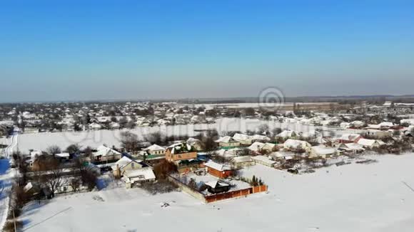 基督教区UKRAINE2018年12月25日冬天白雪覆盖的街道房子寒冷的晴天从空中俯瞰视频的预览图
