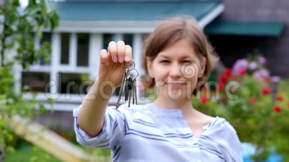 买房子的概念女人拿着新房子的钥匙视频的预览图