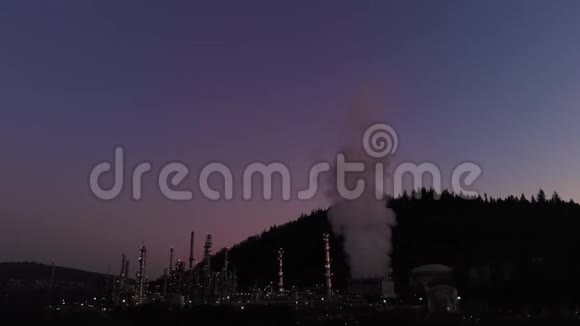 日落后在伯拉德湾的一家炼油厂的鸟瞰图视频的预览图