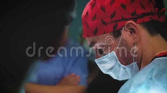 闭上一个男医生眼睛外科医生的肖像视频的预览图