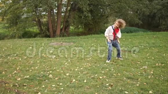 一个快乐的男孩在绿草上跑着和他的狗玩黑白蒙古视频的预览图